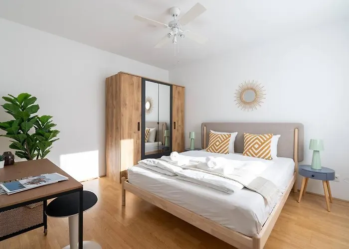 Hm • Sleek 1br With Balcony Wiedeń