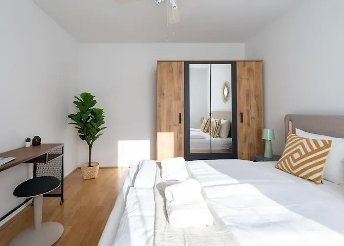 Hm • Sleek 1br With Balcony Apartament