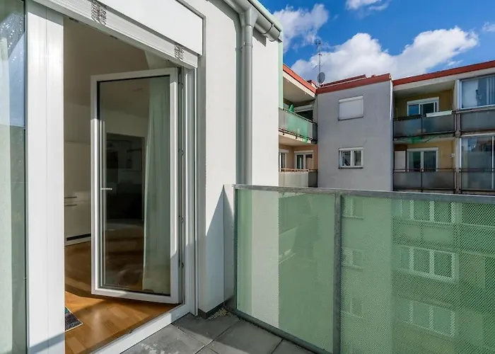 Hm • Sleek 1br With Balcony Apartament
